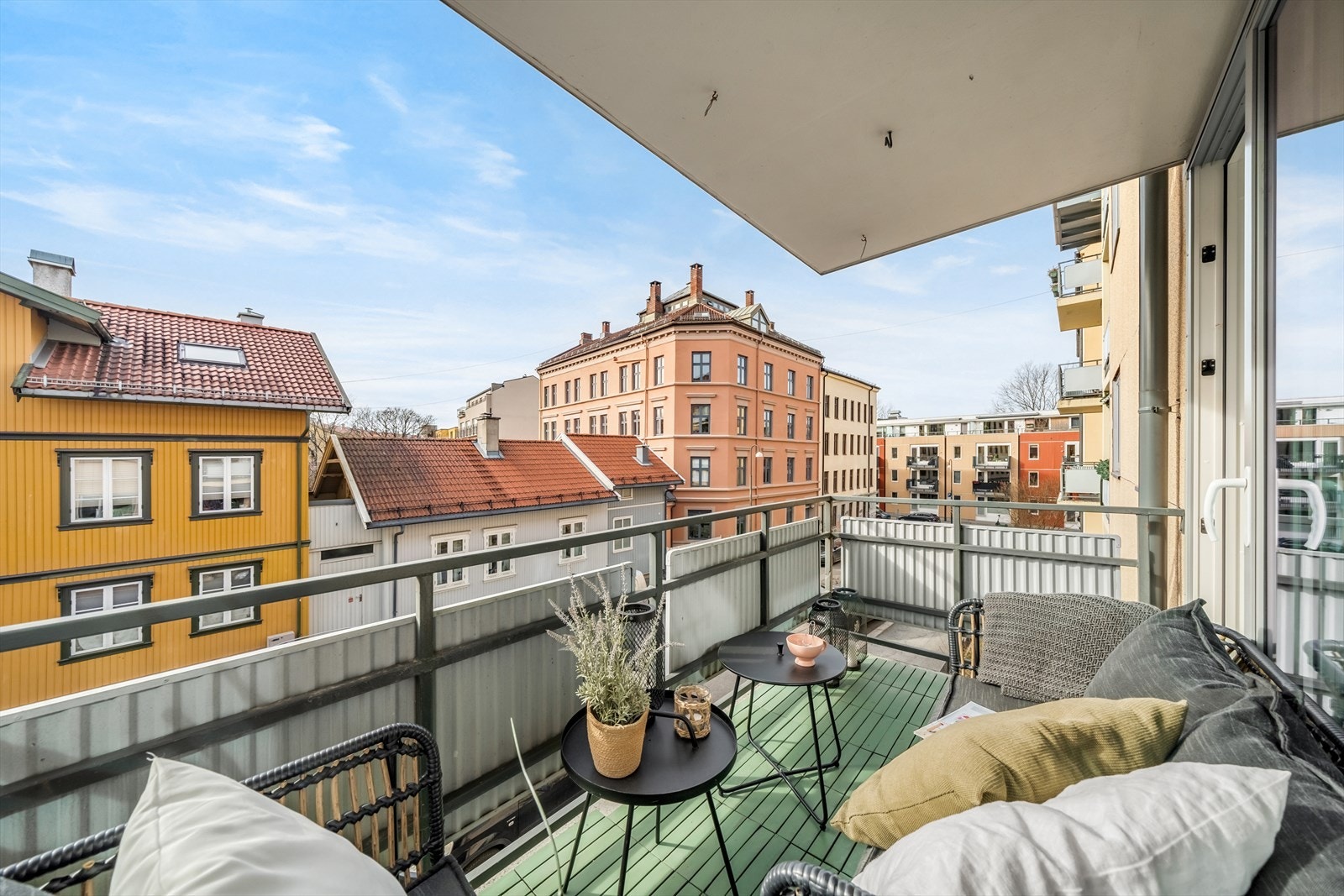 Balkongen er solrik med ettermiddag- og kveldssol, så her kan du nyte mange sene sommerkvelder! Galleribilde