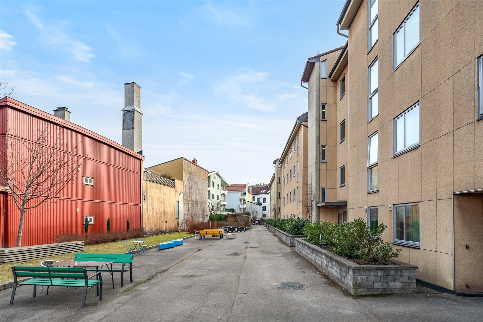 Pent opparbeidet bakgård med flere fine sittegrupper. Galleribilde