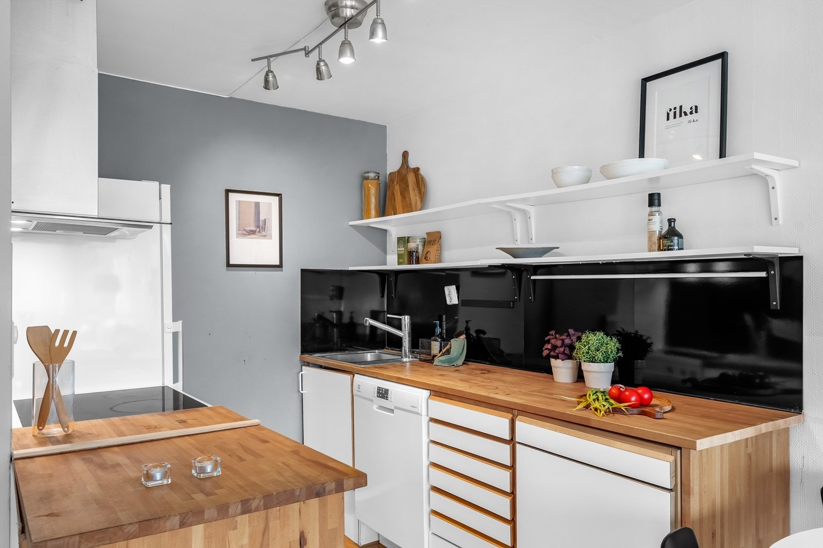 Enkelt, stilrent og funksjonelt kjøkken med god benkeplass. Galleribilde