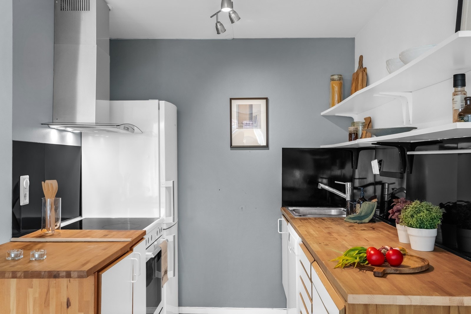 Kjøkkenet ligger tilbaketrukket fra stuen og har en svært funksjonell utforming. Galleribilde