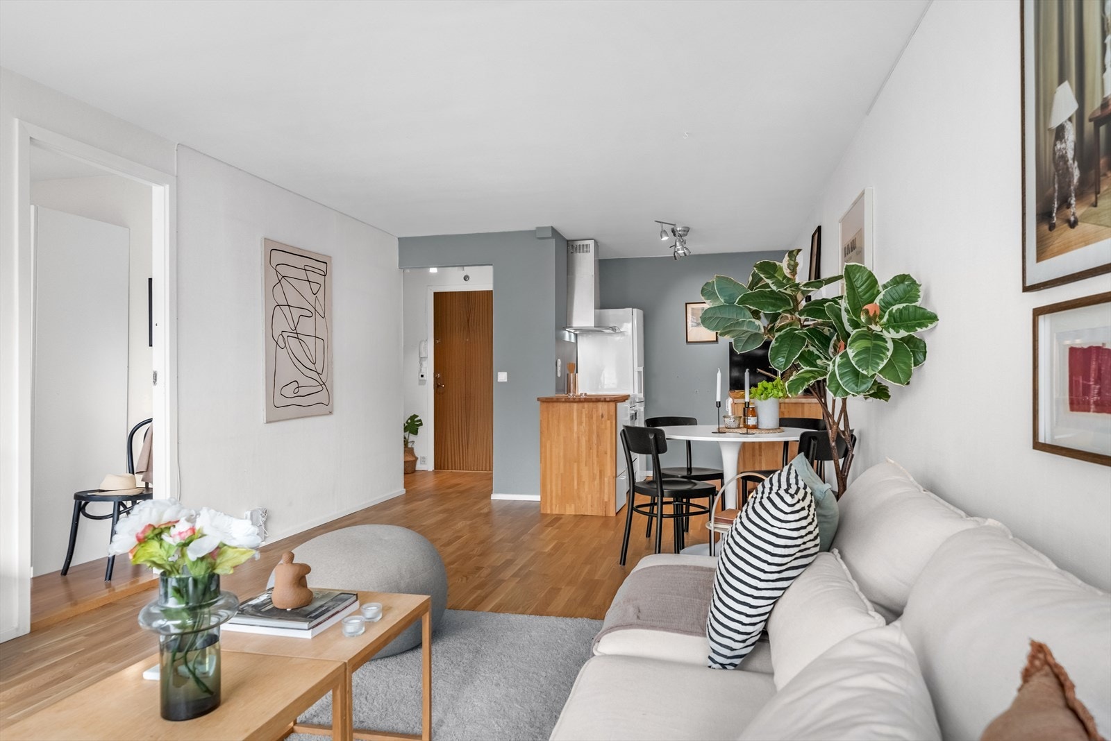 Gulvvarmen i stuen dekkes av borettslaget ettersom leiligheten ligger over det åpne portrommet i bygget. Galleribilde