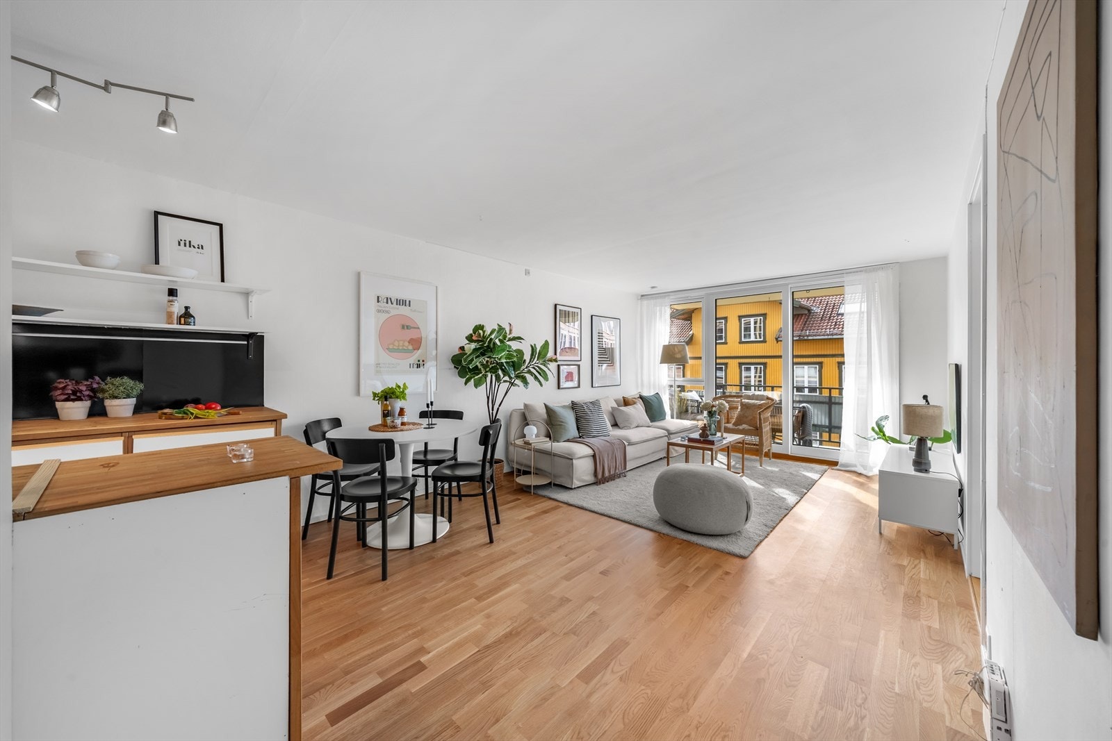 Nytt gulv og ny verandadør i 2023. Galleribilde