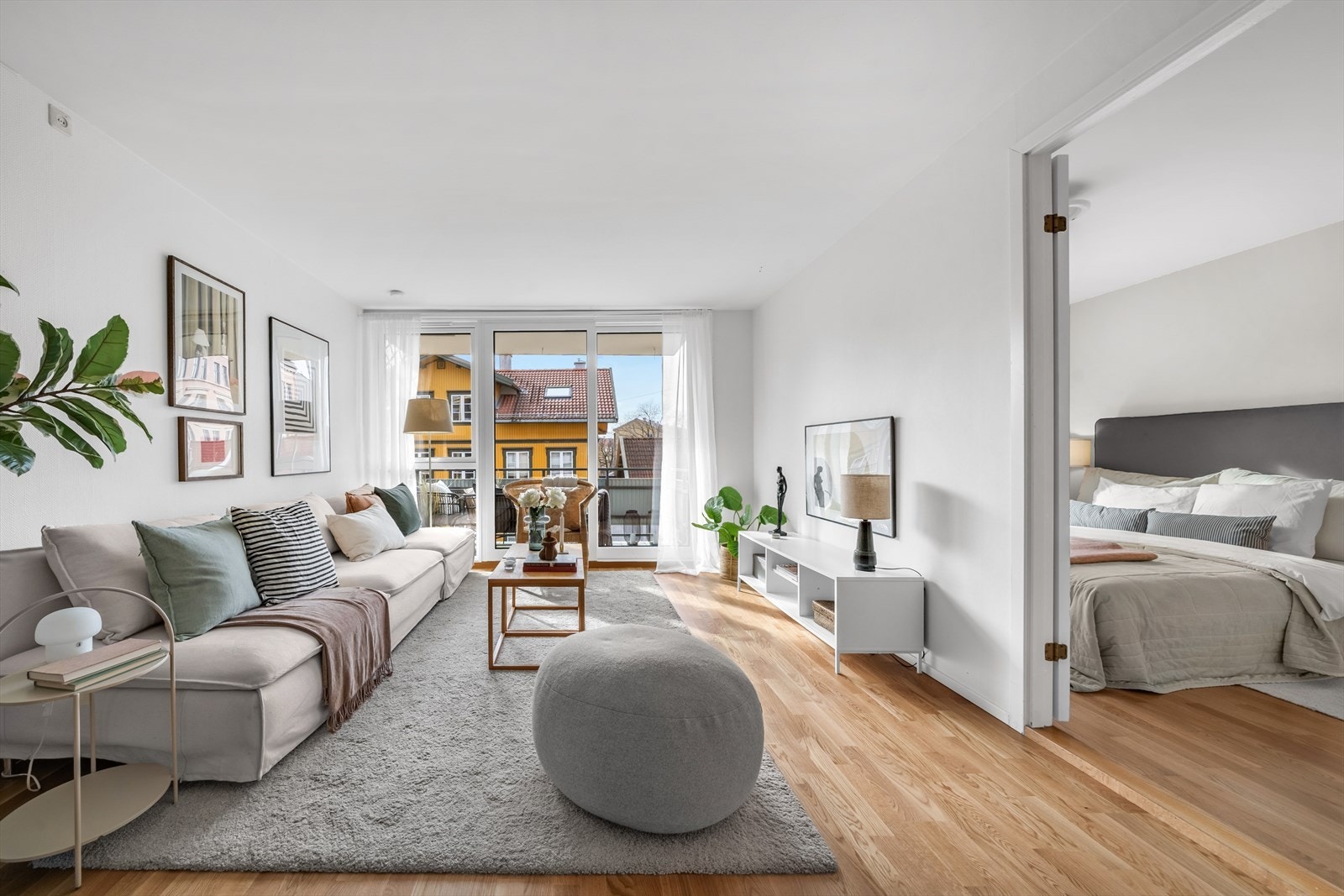 God og naturlig plass til sittegruppe og TV-møbel. Galleribilde