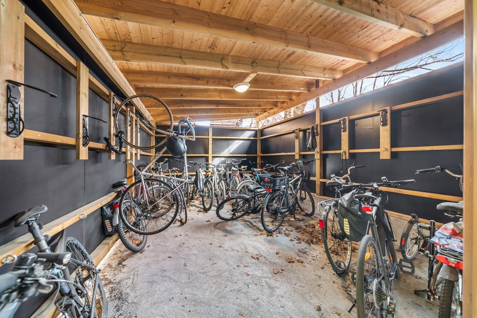 Borettslaget tilbyr en felles sykkelbod, som gir trygg og enkel oppbevaring av sykkel og annet utstyr. En praktisk løsning for deg som ønsker en aktiv og urban livsstil. Galleribilde