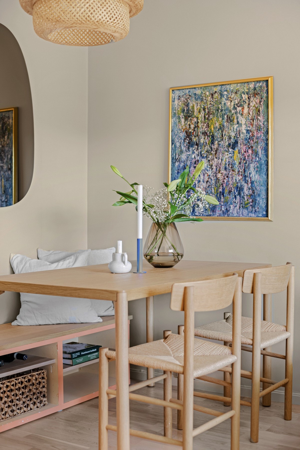 Selger har fått et malerfirma til å helsparkle og male opp de fleste overflater. Det er valgt en dus beigefarge som står fint til den lyse eikeparketten. Galleribilde