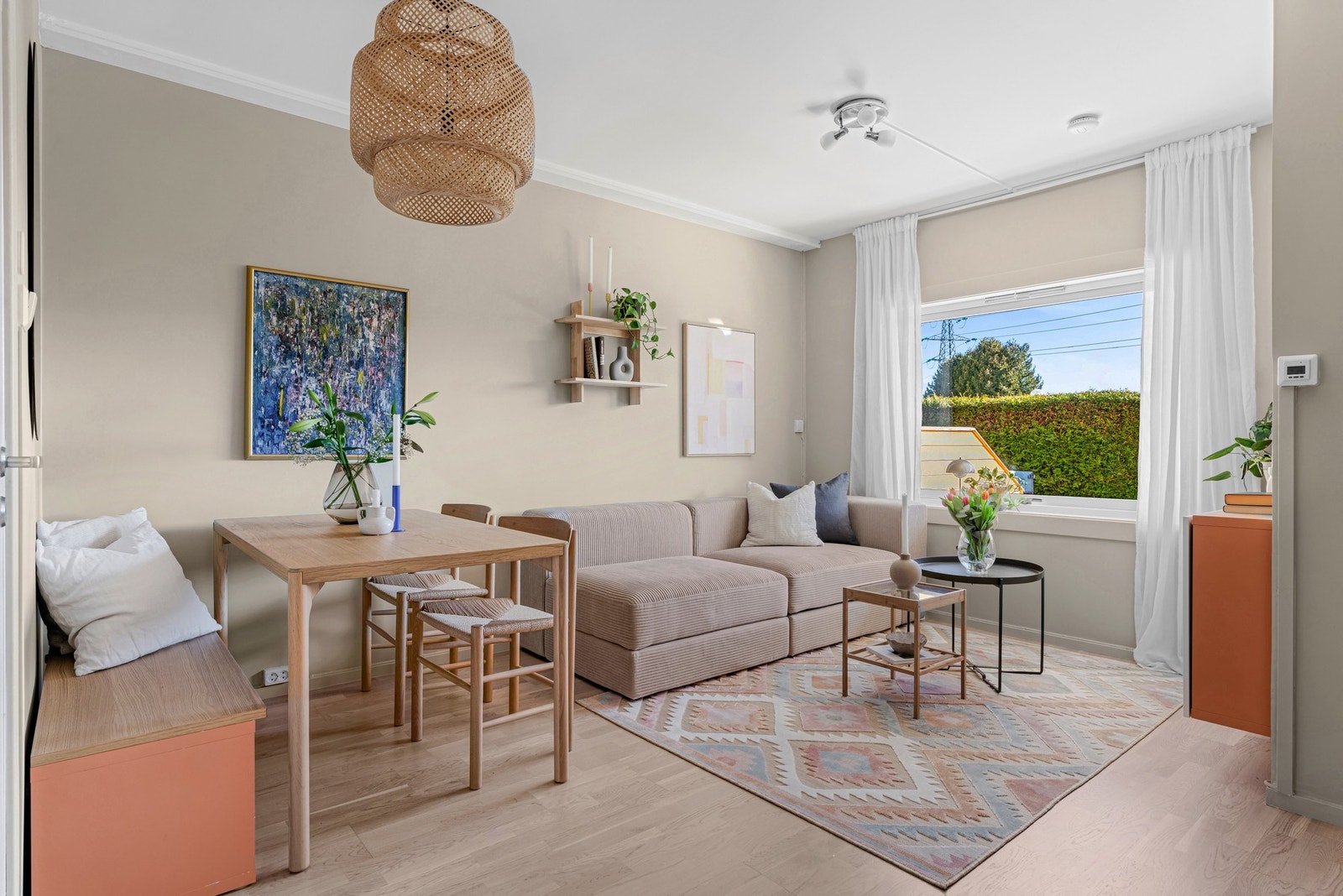 Planløsningen er arealeffektiv og skaper flere soner. Her er det plass til å innrede med både sofa og spisegruppe. Galleribilde