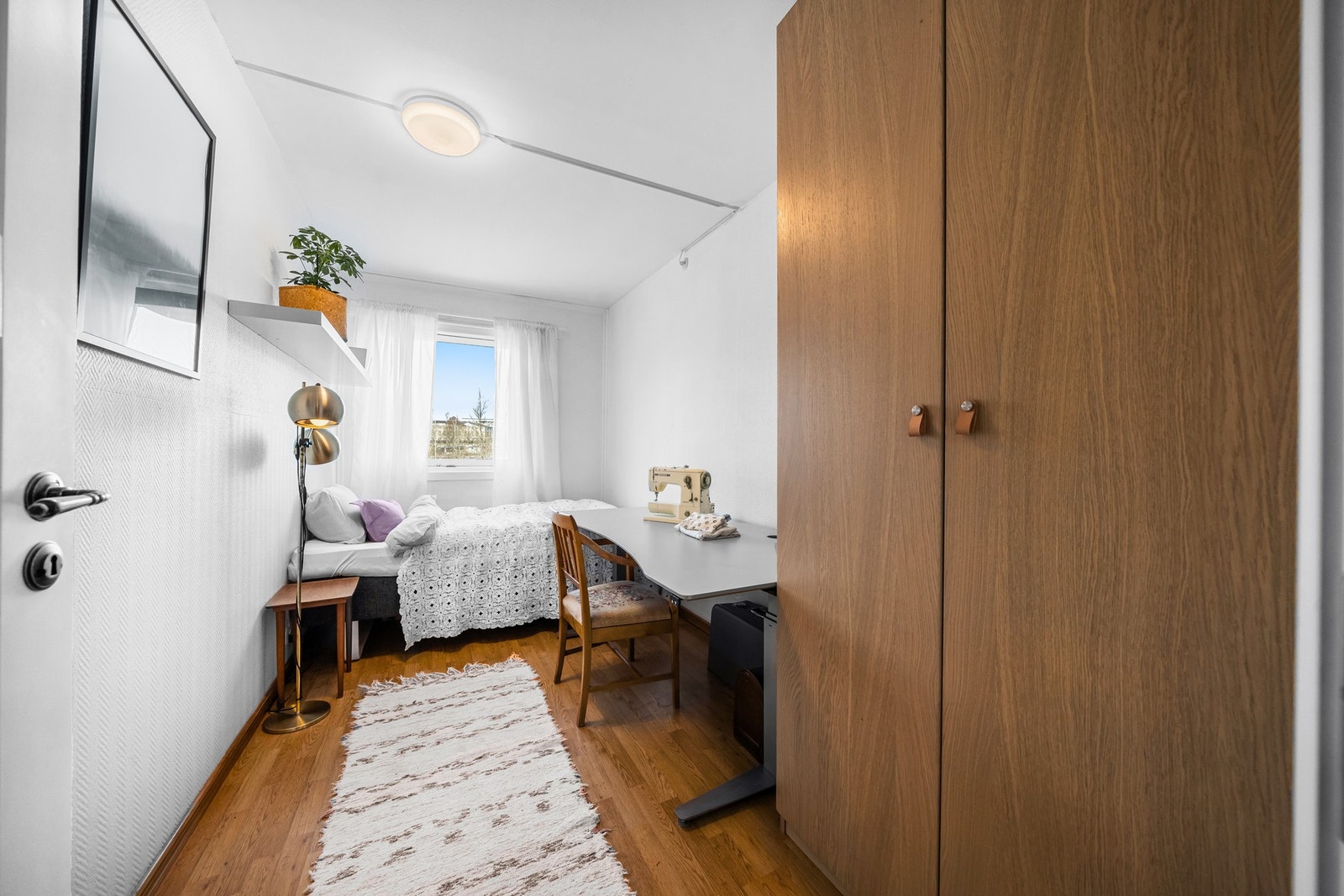 Soverom 2 holder også god størrelse. Her har du 120 cm seng, 180cm skrivebord og 100 cm skap! Galleribilde