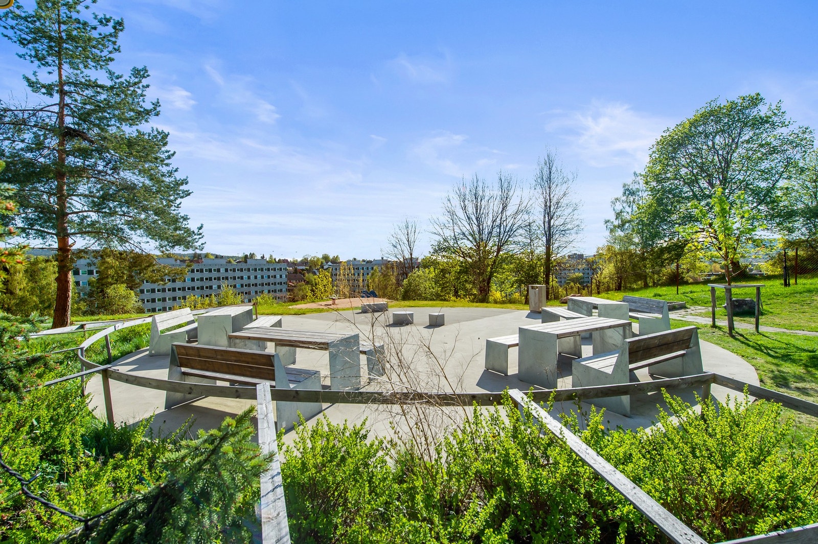 Det er sittegrupper til samlinger og ellers et meget barnevennlig felt Galleribilde