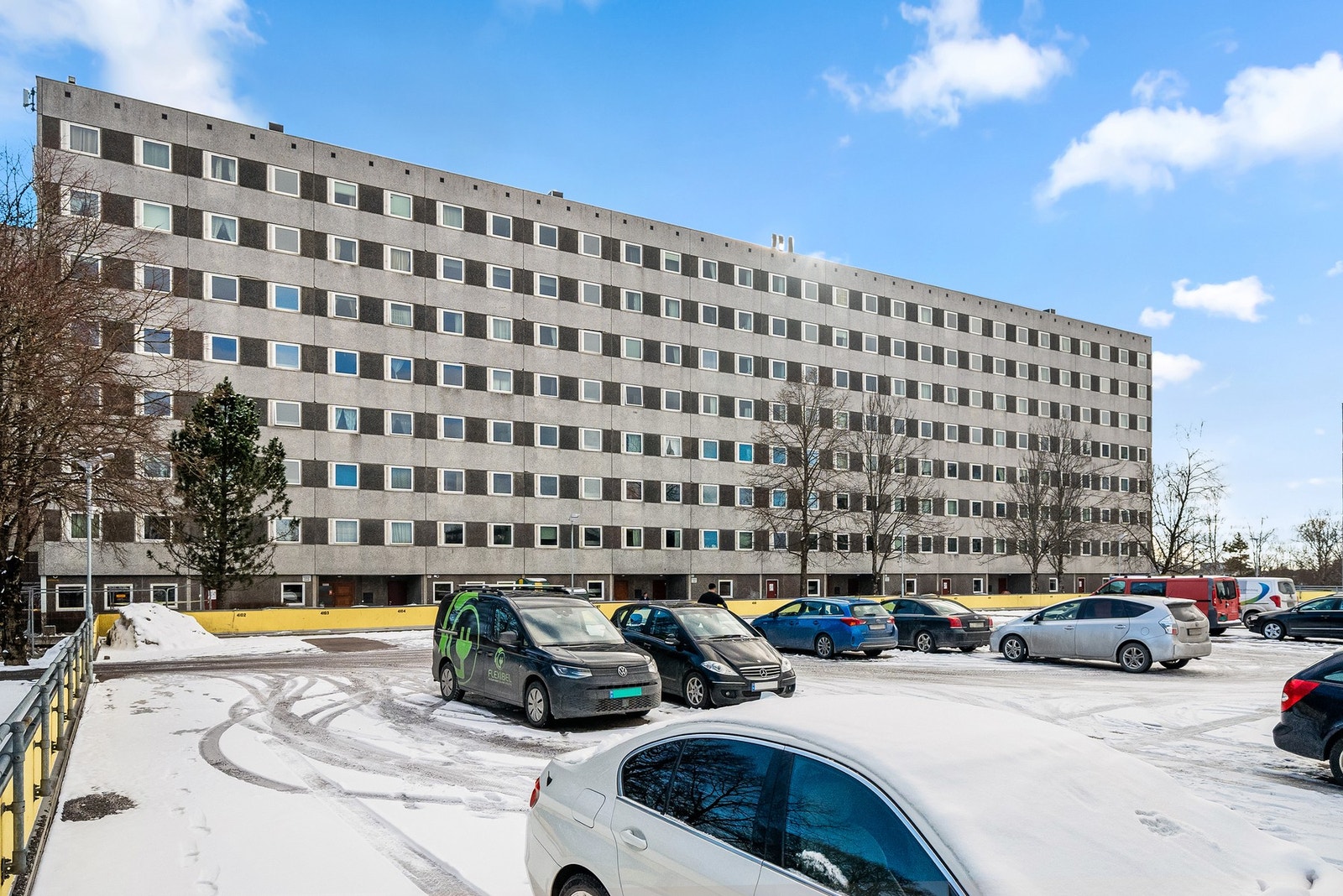 Det er gjesteparkering like utenfor og det er mulig å leie p-plass ute og inne samt med el-lader! Galleribilde