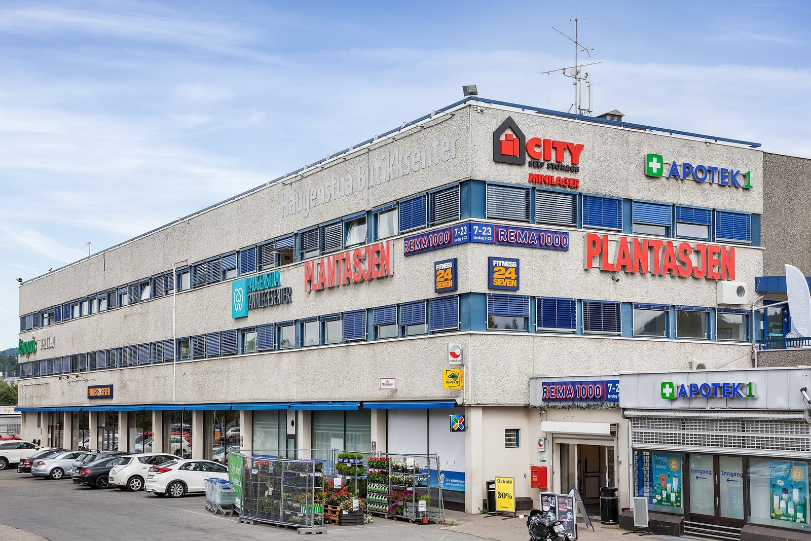 På Haugenstua torg har du godt med dagligvarebutikker, treningssenter, apotek, Post i butikk, bensinstasjon, matservering ++ Galleribilde
