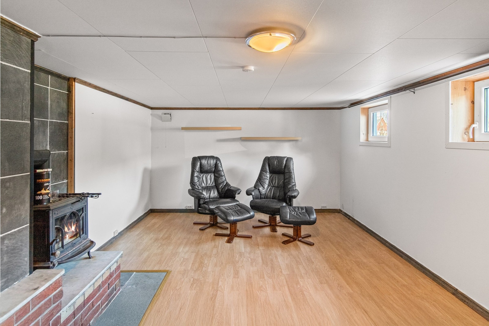 Kjelleren er innredet med blant annet stor stue hvor det også er monter peisovn (ikke søkt eller godkjent for varig opphold). Galleribilde