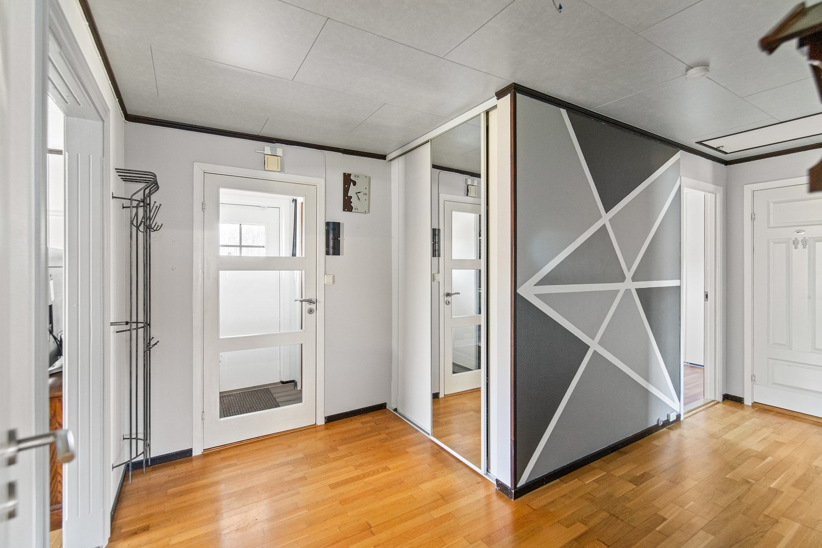 Velkommen inn. I gangen er det monter praktisk skyvedørsgarderobe. Galleribilde