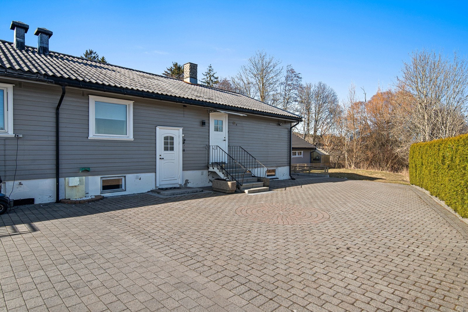 Her er det rikelig med parkeringsplass. Kjelleren har også egen praktisk inngang. Galleribilde