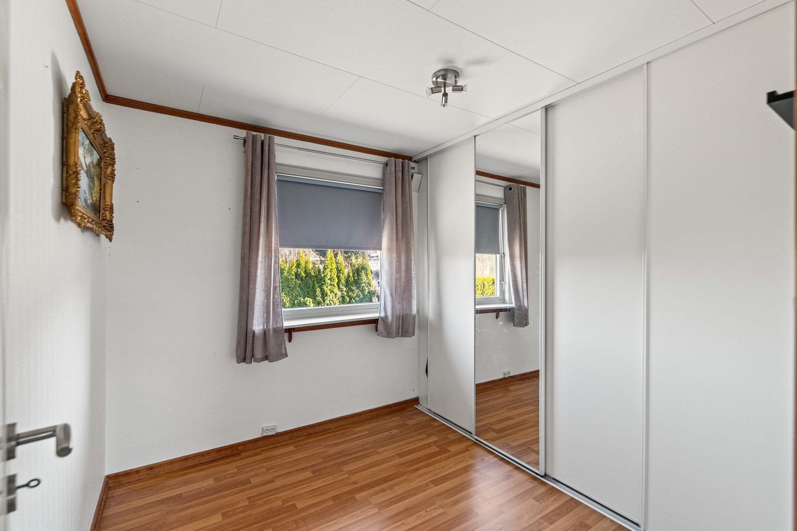 Soverom nummer to i 1. etasje. Her er det også monter skyvedørsgarderobe. Galleribilde