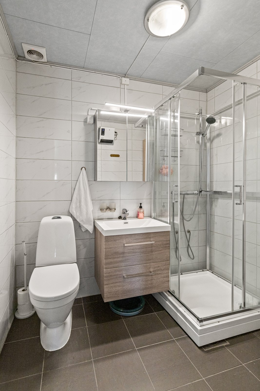 Pent flislagt bad i 1. etasje. Galleribilde