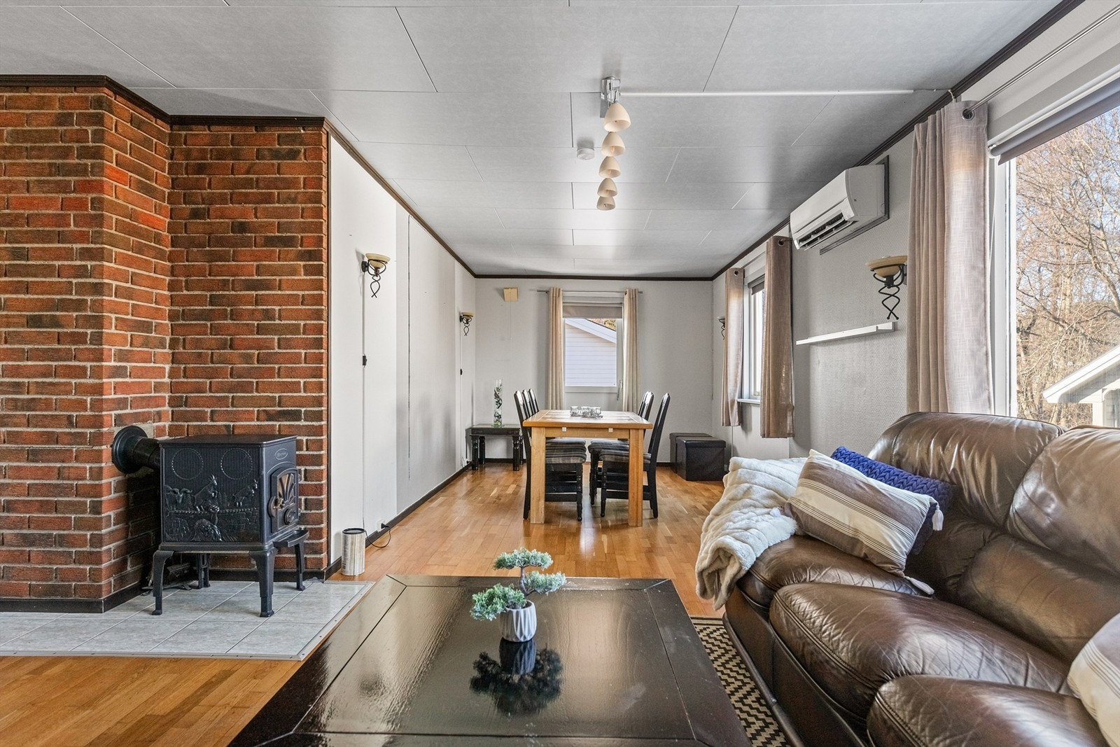 Stuen har både god plass til sofagruppe og spisestue. Gulv har parkett. Galleribilde