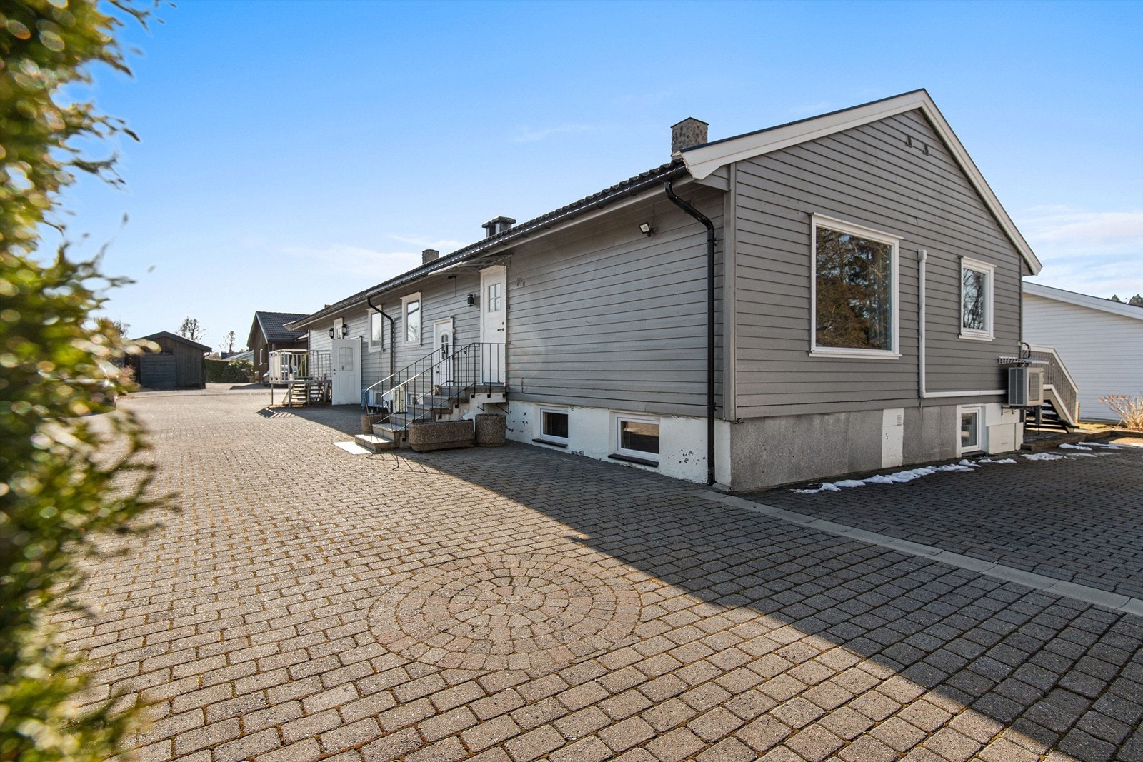 Boligen ligger skjermet og solrikt til godt tilbaketrukket i en liten stikkvei. Galleribilde