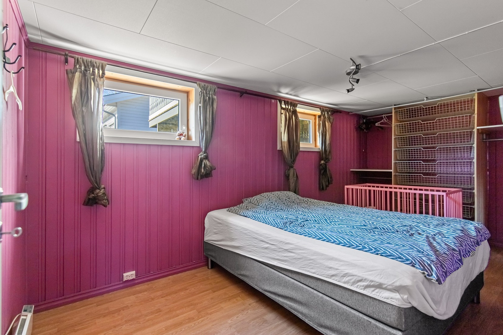 Romslig soverom nummer fire i kjelleren (ikke søkt og godkjent for varig opphold) Galleribilde