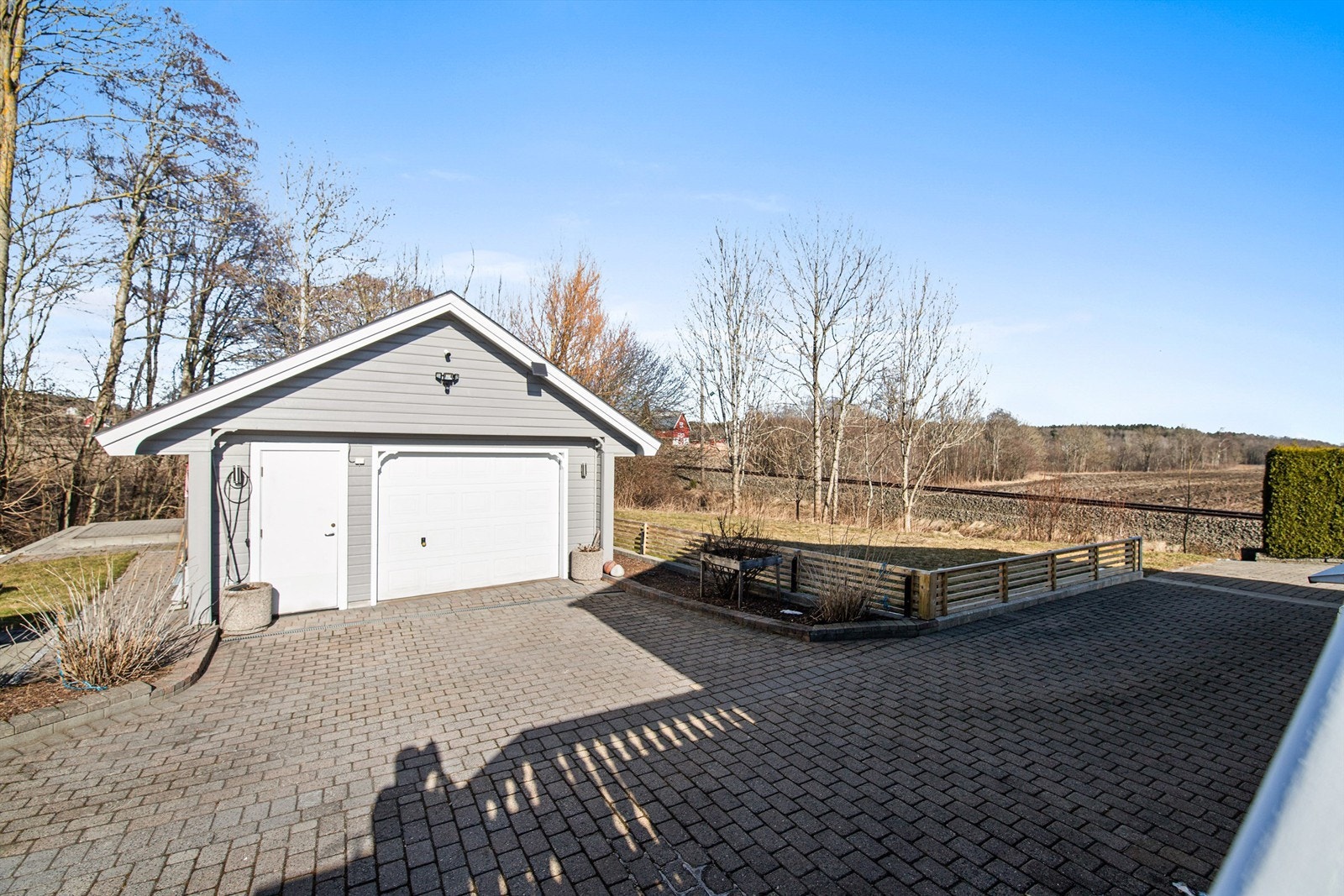 Utearealene er pent opparbeidet med flotte steinsatte arealer. Galleribilde