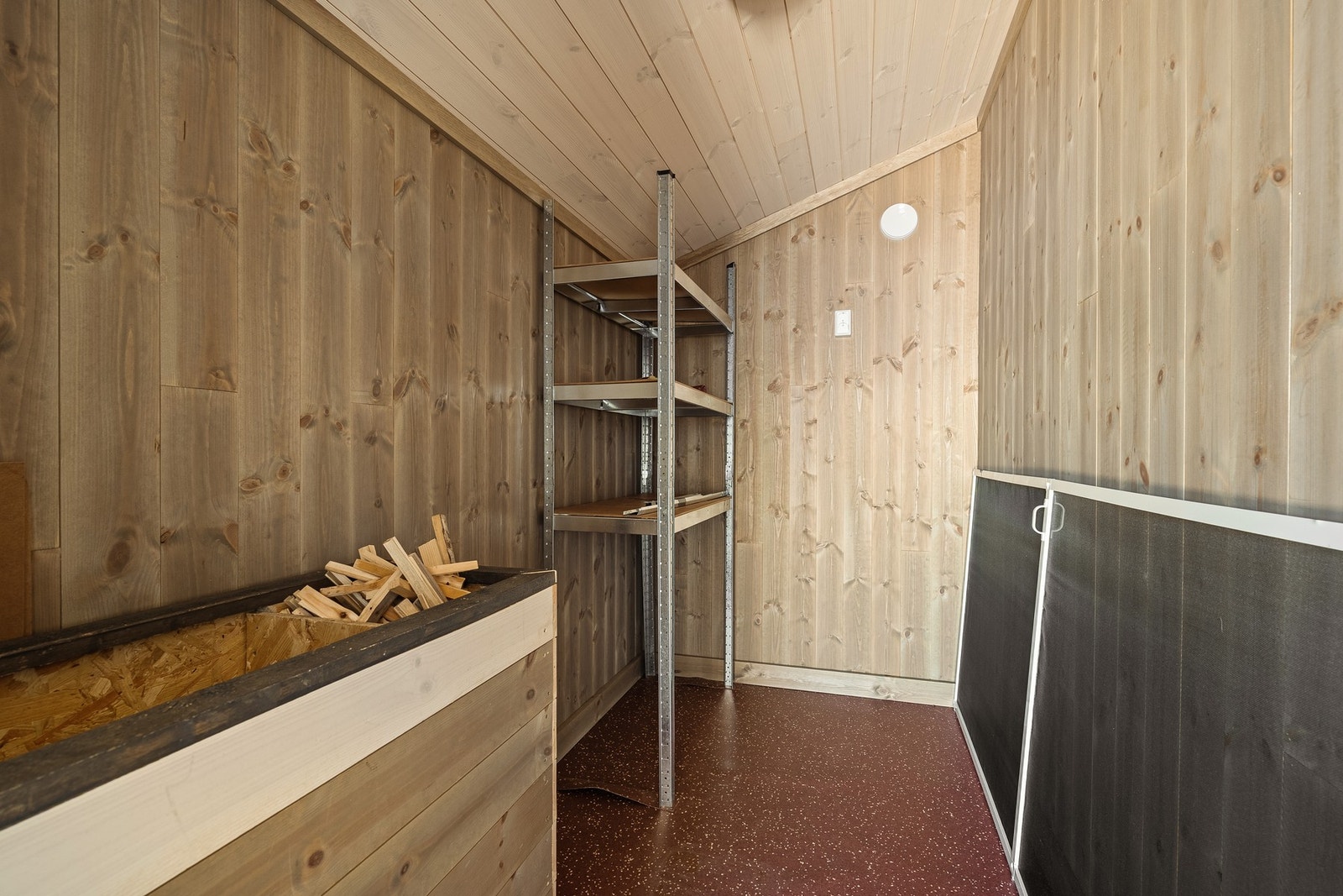 Bodrom ved inngangsdør, panelte vegger og tak. Galleribilde