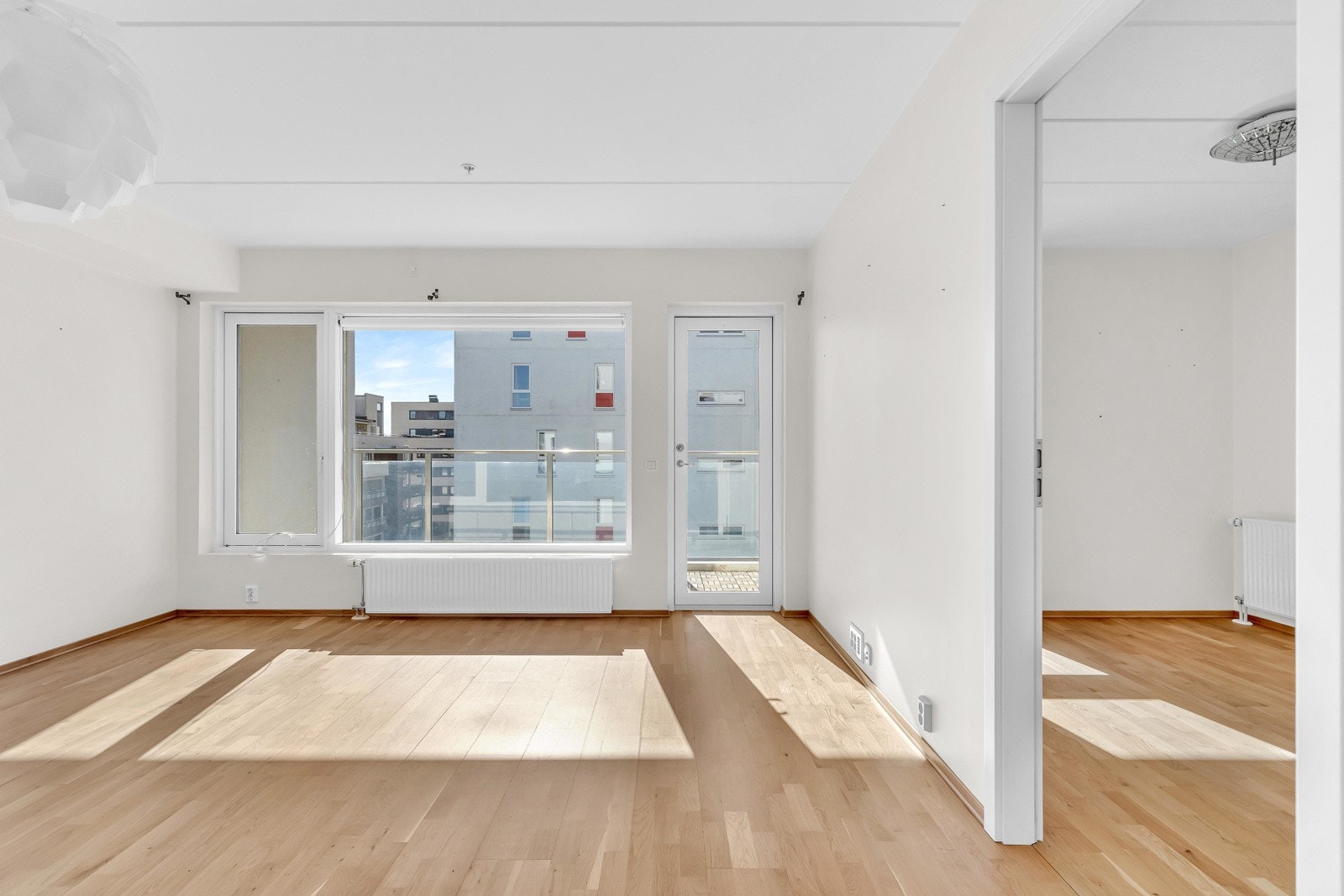 Det er installert fjernvarme med radiatorer. Fyring og varmtvann er inkl. i felleskostnadene. Galleribilde