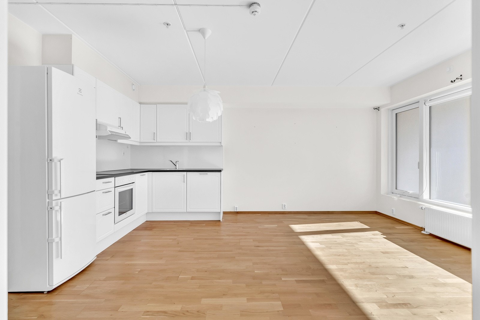 Leiligheten er lysmalt og har store vindusflater som sikrer rikelig med naturlig lysinnslipp Galleribilde