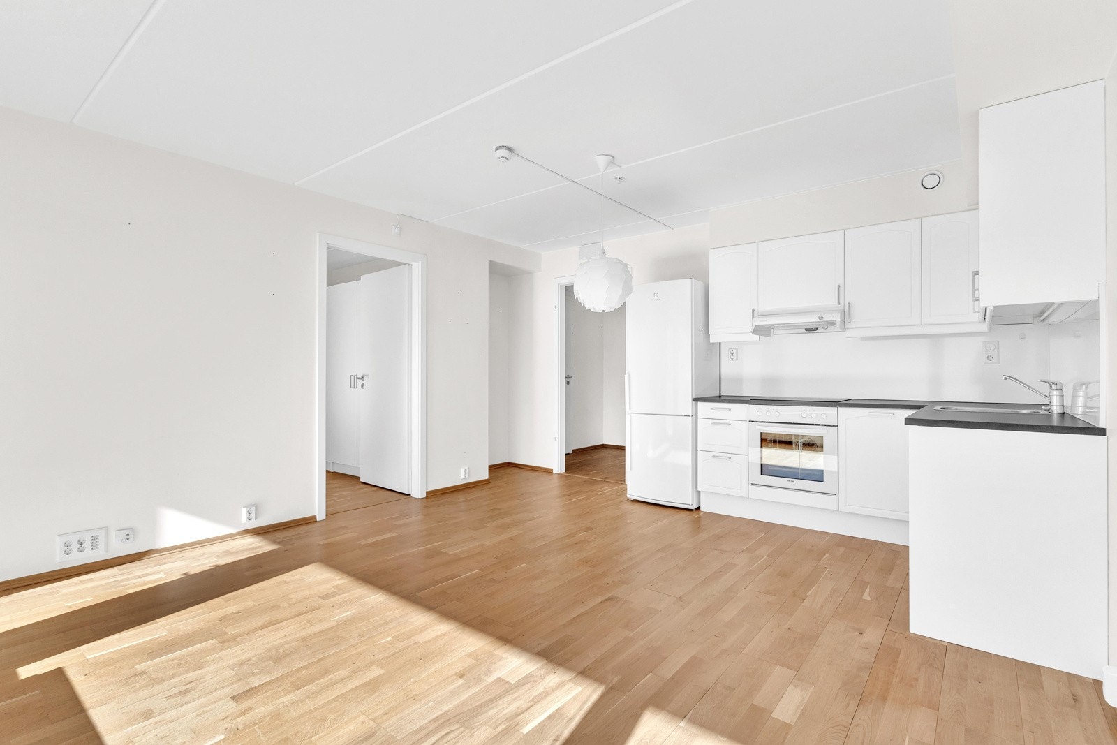 Åpen stue-/kjøkkenløsning med god plass til egen spisesone og sofahjørne med tilhørende mediemøblement Galleribilde