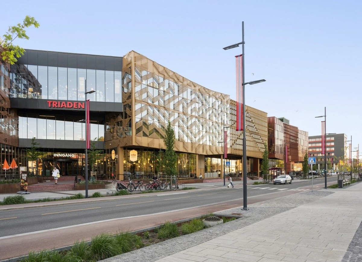 Triaden ligger kun en kort spasertur unna og tilbyr et variert utvalg av butikker både innenfor de store kjedene og enkeltstående butikker. Senteret har nylig undergått ombygging og er utvidet med hele 12.500 kvm Galleribilde