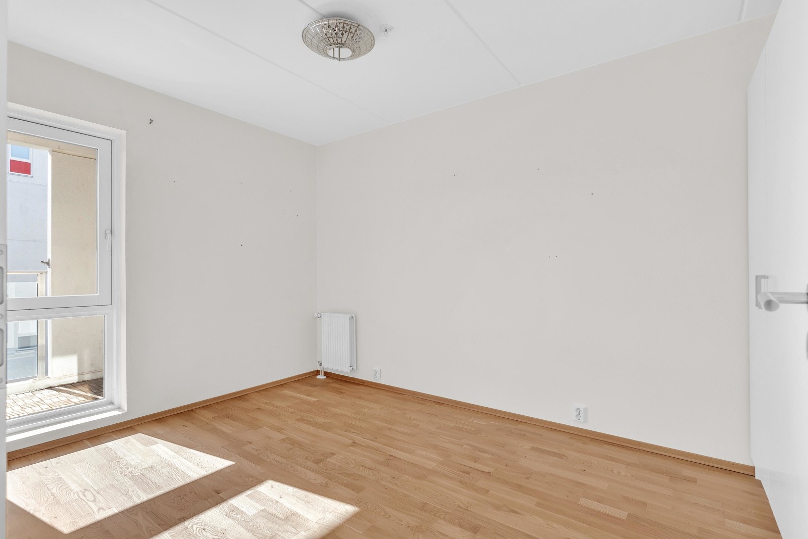 Svært romslig soverom med god plass til dobbeltseng med tilhørende nattbord og stort garderobeskap. Galleribilde