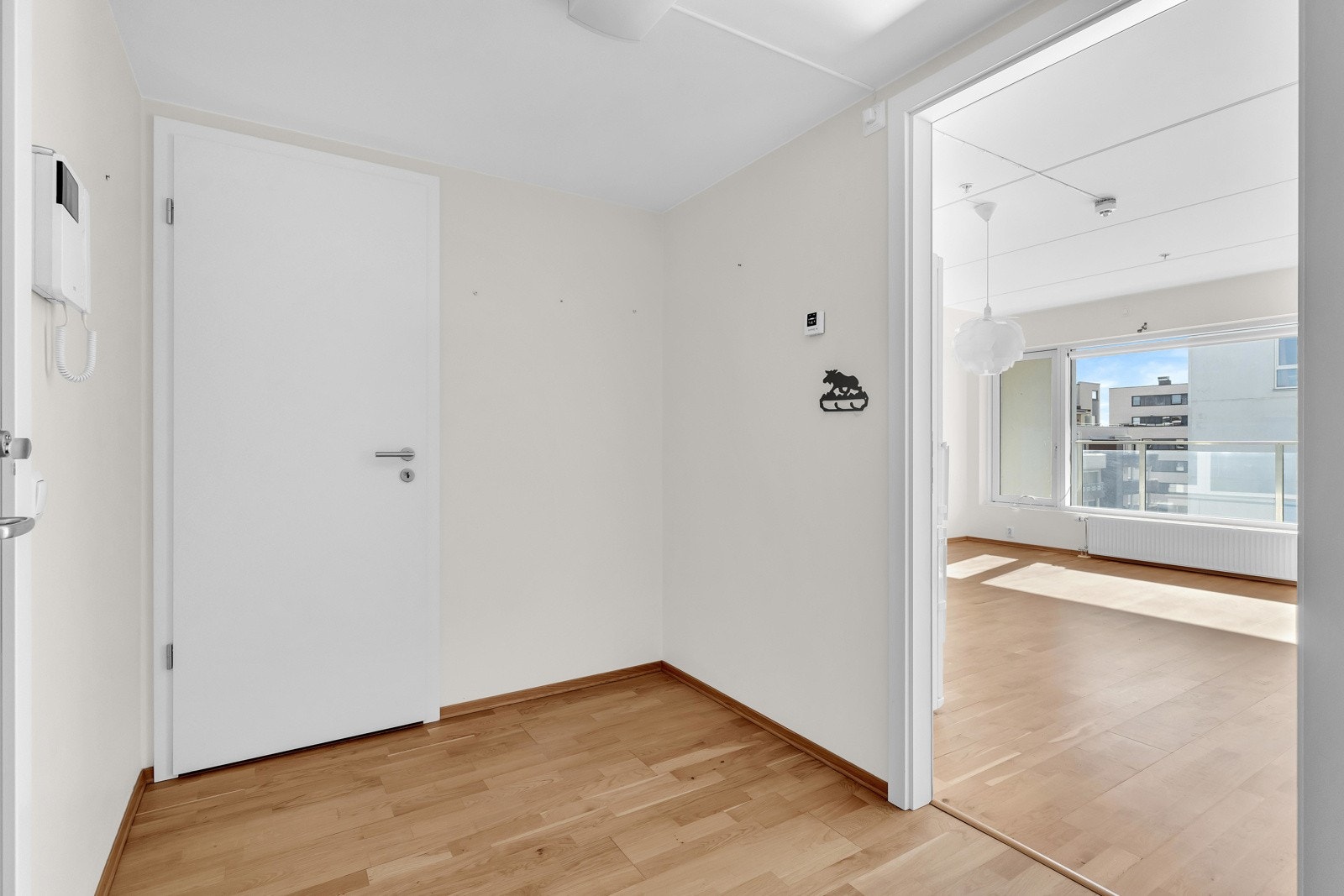 Innbydende entré med god plass til å henge fra seg yttertøy og sette fra seg sko. Ekstra oppbevaringsplass i innvendig bod. Galleribilde