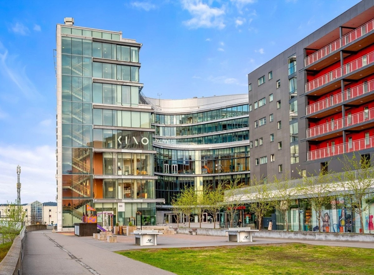 Lørenskog Hus er kommunens kulturhus med bibliotek, kino, aktivitetshus for ungdom, musikk- og kulturskole, kunstsal frivilligsentral, spisesteder, møteromsavdeling og offentlig tjenester. Galleribilde