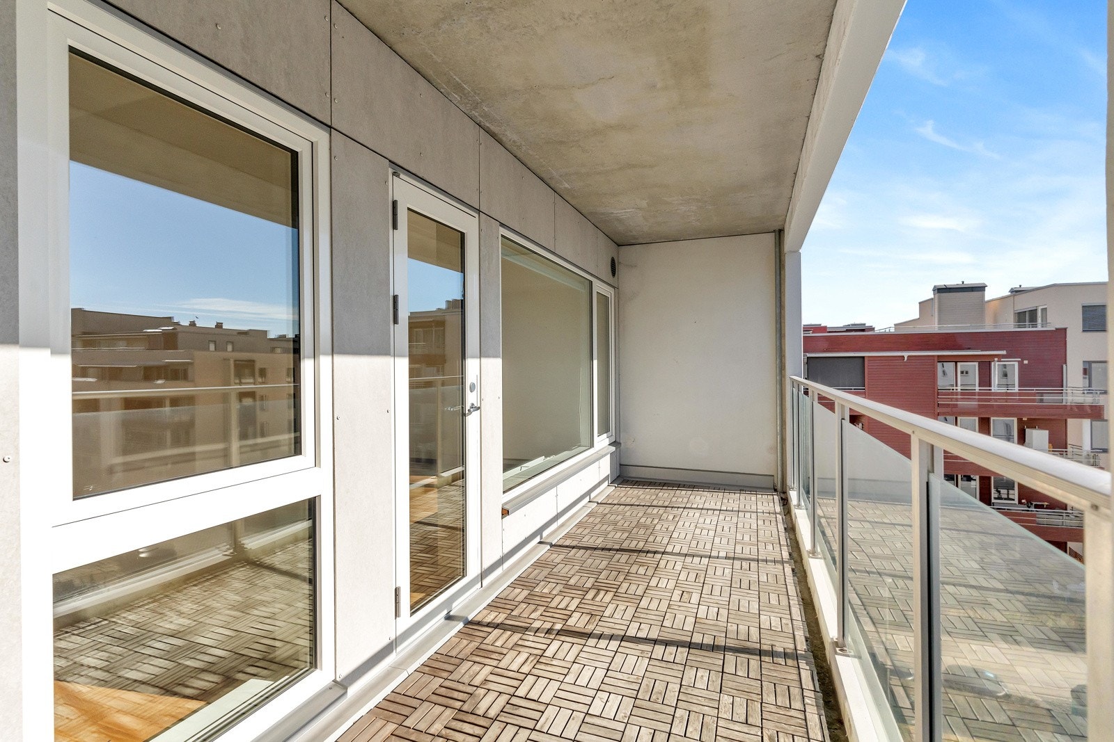 Fra stuen er det utgang til en stor og solrik balkong på 12 m² Galleribilde