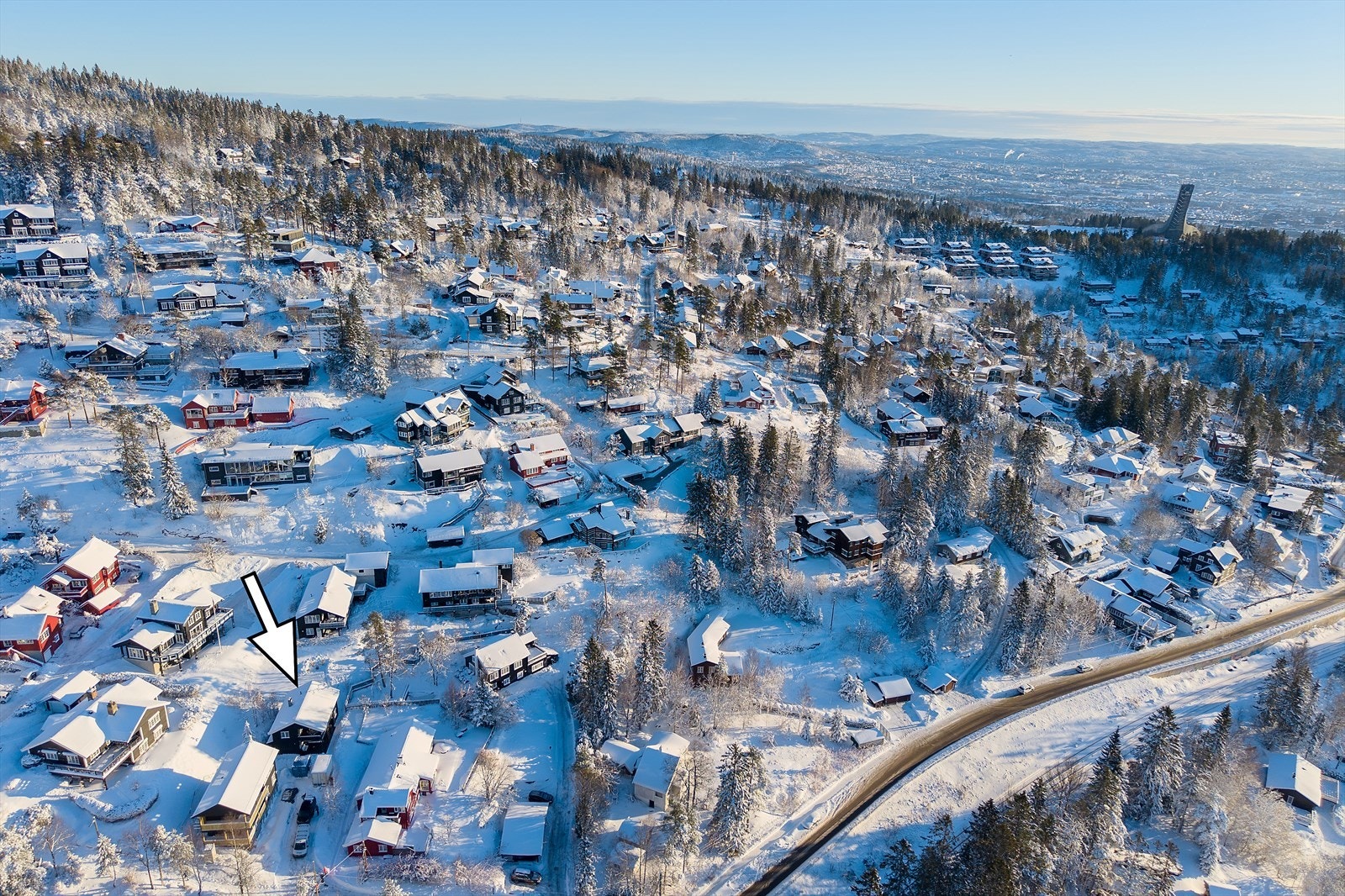 Det medfølger tinglyst parkeringsplass på nedsiden av huset. Galleribilde