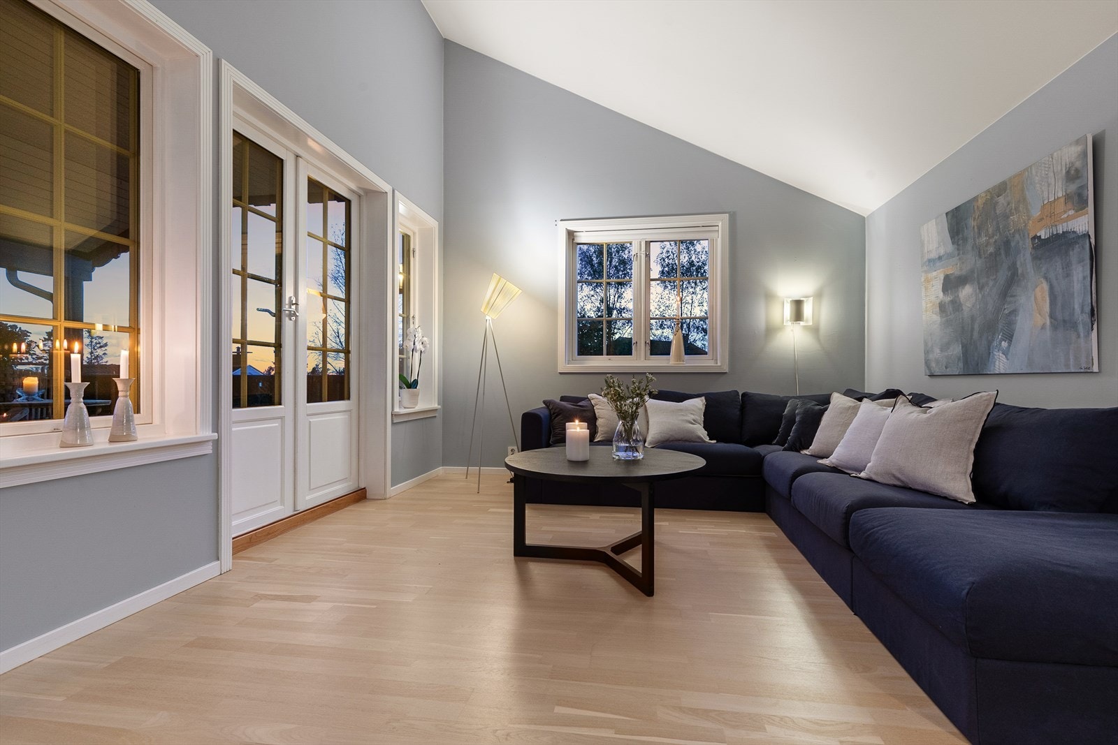 Det er enkel adkomst ut til terrassen via doble dører. Galleribilde