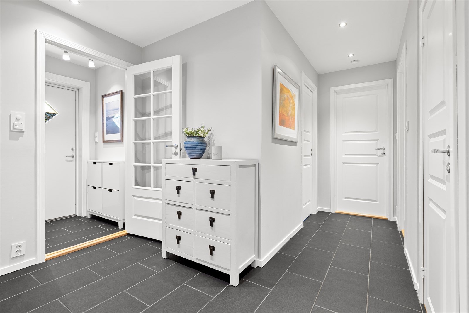 Flislagt entré og mellomgang i første etasje. Galleribilde