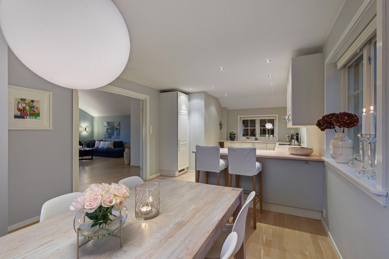 Gjennomgående planløsning mellom spisestue og kjøkken gir en meget god romfølelse. Galleribilde