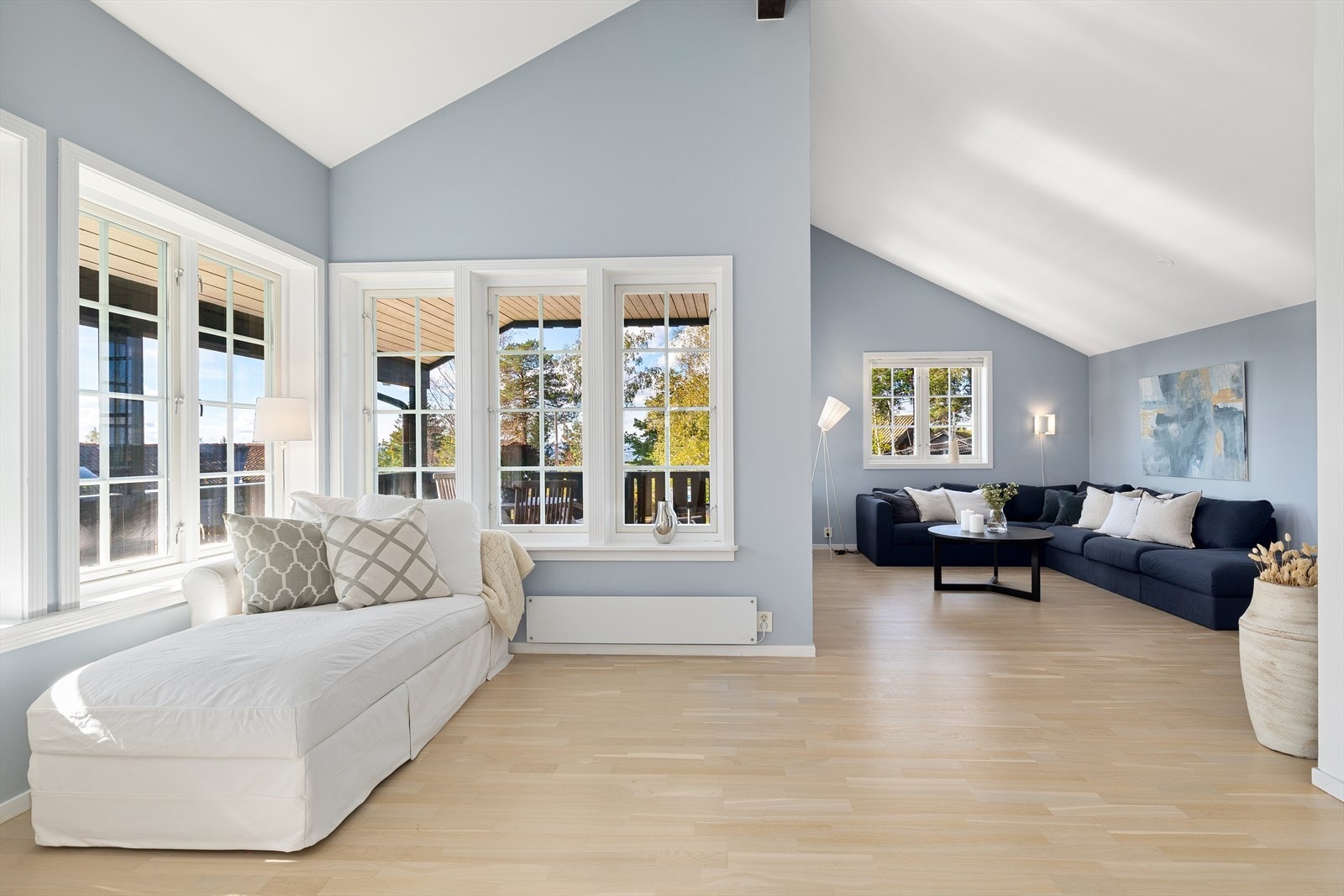 De store vindusflatene inviterer omgivelsene inn i boligen. Galleribilde