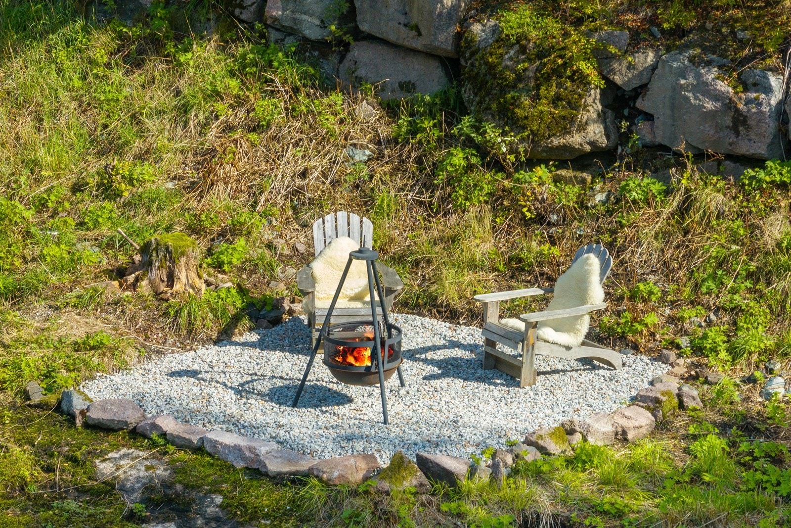Idyllisk uteplass med gode solforhold i bakkant av boligen. Galleribilde
