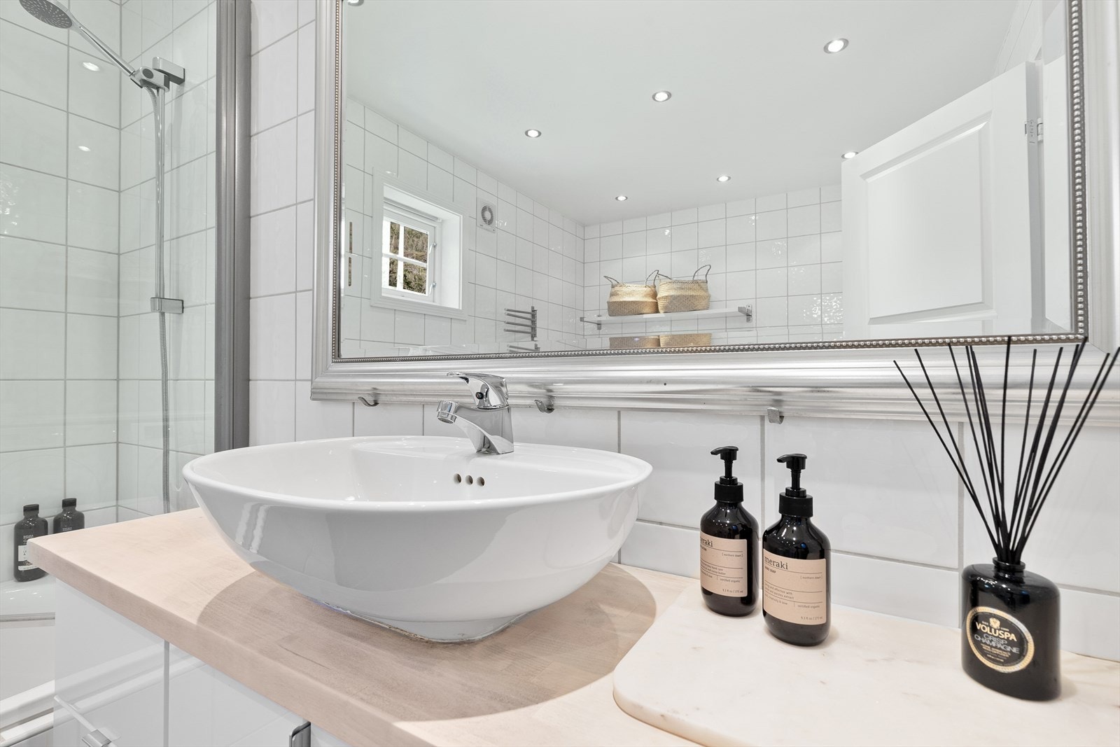 Baderommet har varmekabler i gulvene og downlights i himlingen. Galleribilde