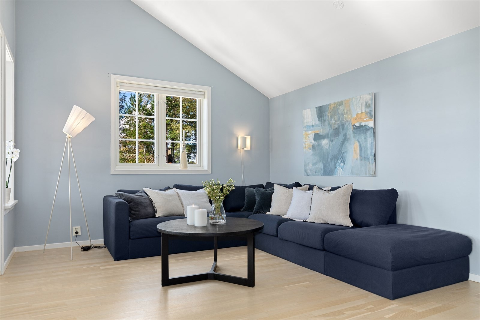 Sofastuen blir boligens naturlige samlingspunkt og er enkel å innrede med alt av ønsket møblement. Galleribilde