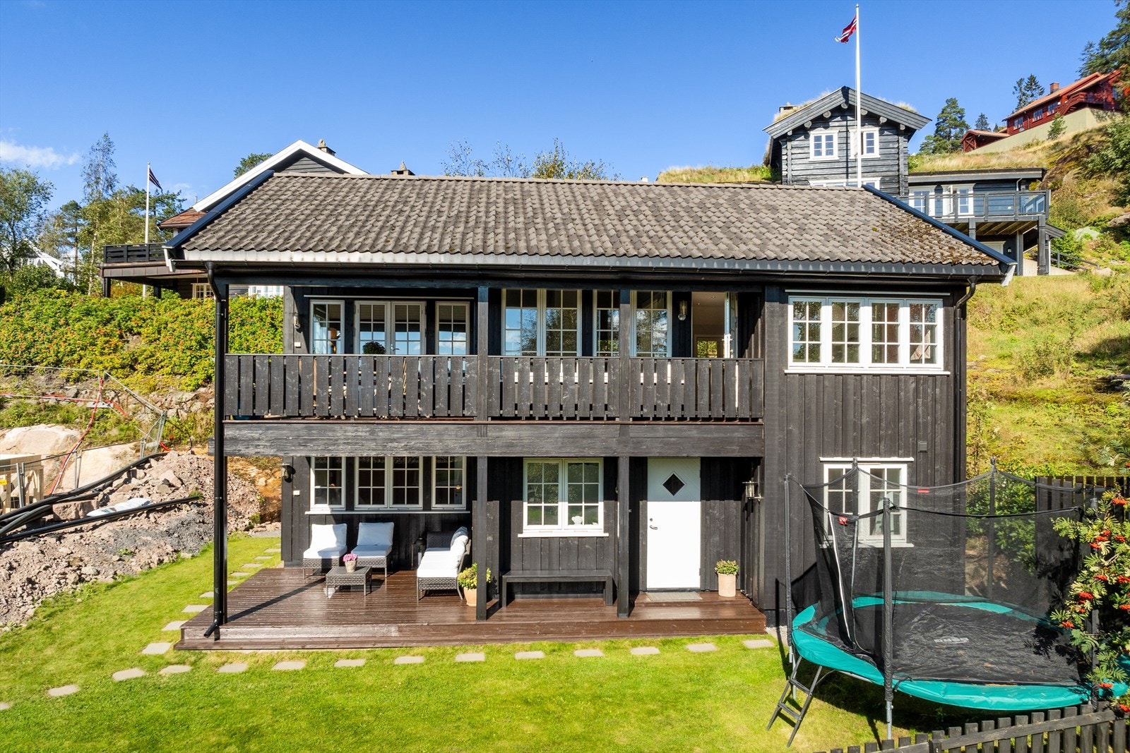 Boligens estetiske uttrykk blendes fint inn i nabolaget og omgivelsene rundt. Galleribilde