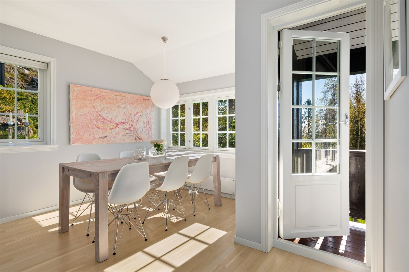 Fra spisestuen er det enkel adkomst til verandaen. Galleribilde