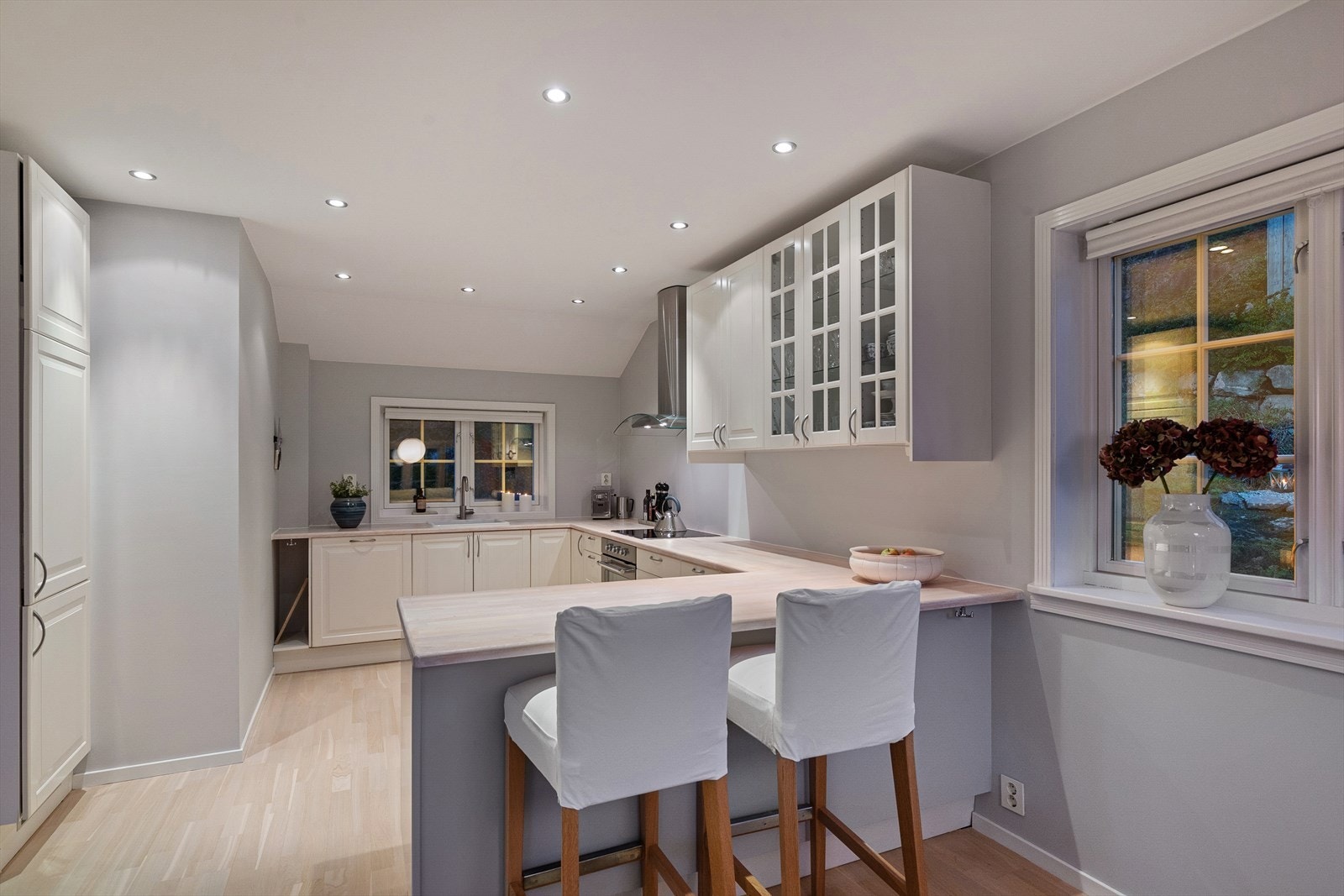 Tiltalende kjøkken i klassisk utførelse med spiseplass. Galleribilde