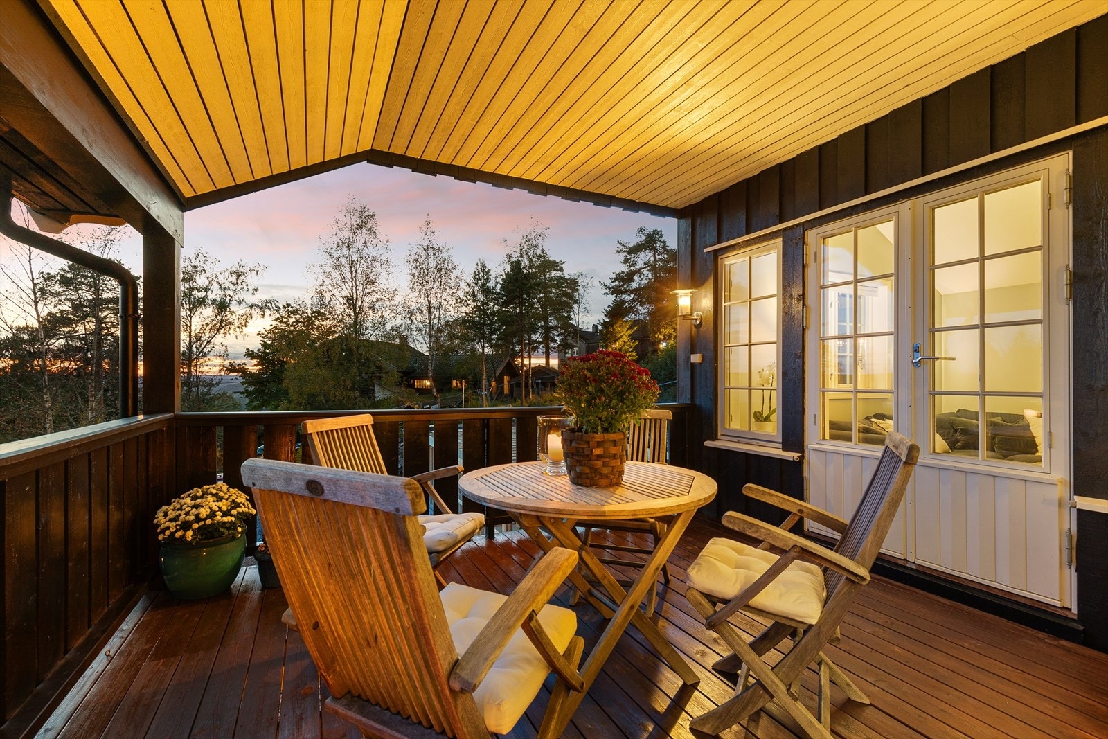 En sjarmerende familiebolig med hyggelige uteplasser i et tilbaketrukket og populært nabolag. Galleribilde