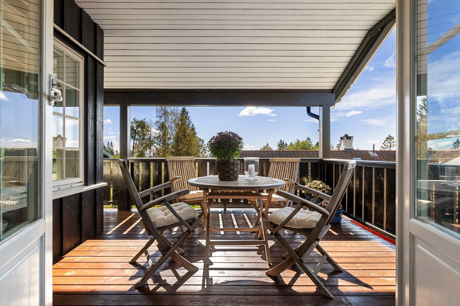 Terrasse i 2. etasje vender mot sør og er overbygget. Galleribilde