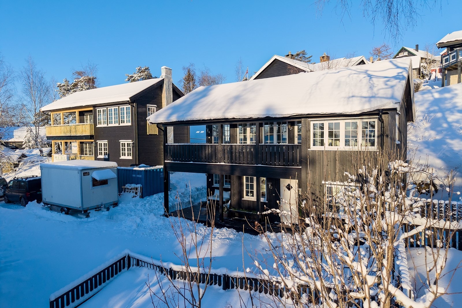 Fra boligen er det ca. 6 minutters gange til Voksenlia T-banestasjon. Galleribilde