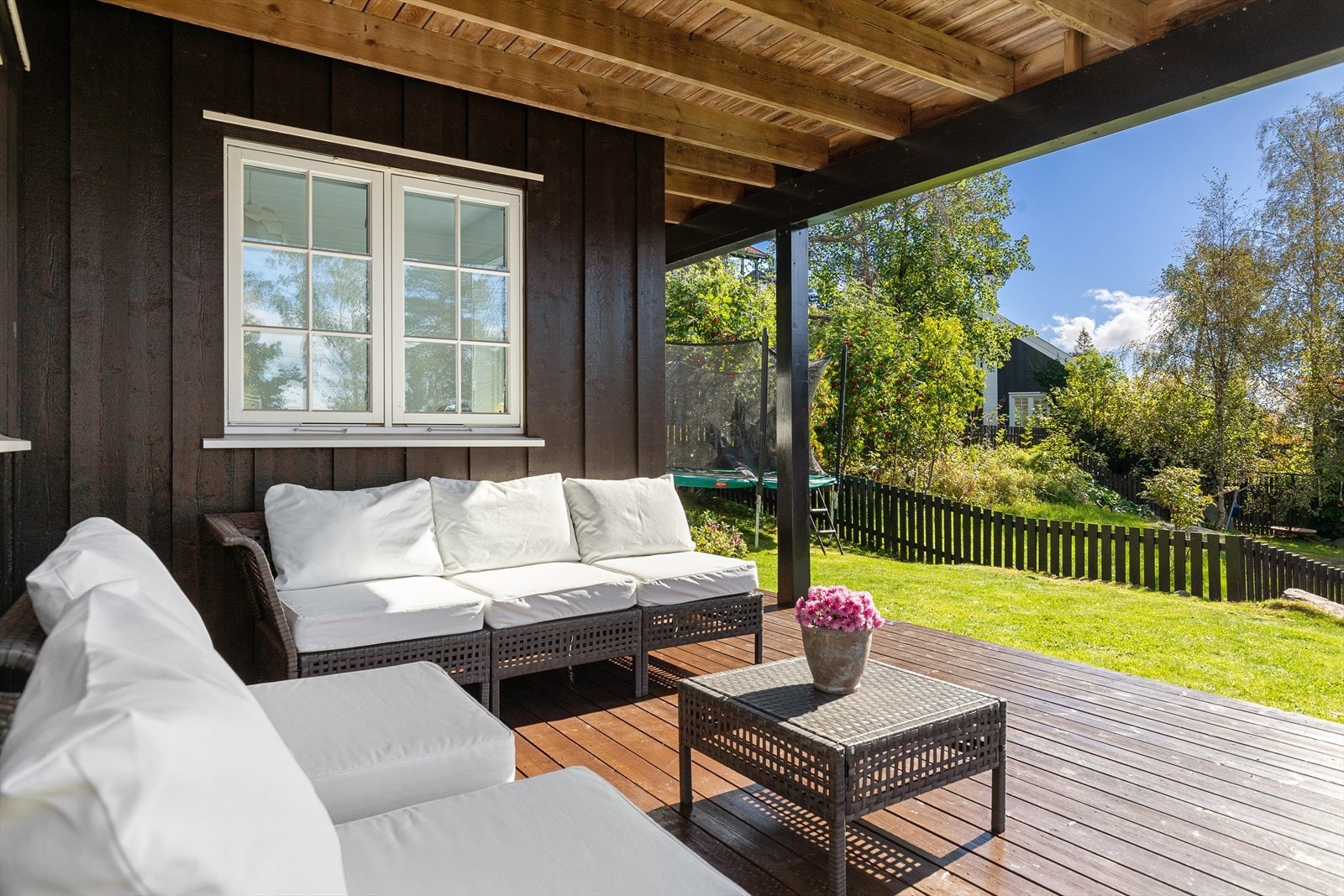 Lun og skjermet uteplass i tilknytning til boligens inngangsparti. Galleribilde