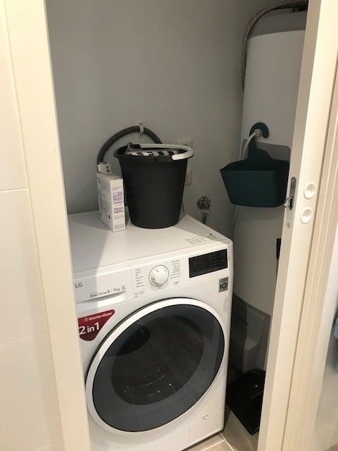 Moderne bad med vaskemaskin Galleribilde