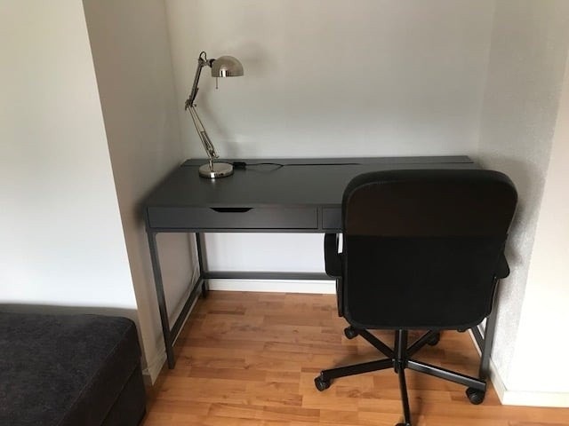 Kontor pult med stol Galleribilde