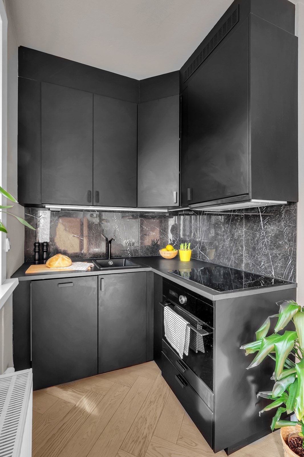 Stilfullt og praktisk IKEA-kjøkken fra 2021. Plassen er godt utnyttet med skap- og benkeplass. Kjøkkenet er utstyrt med integrert oppvaskmaskin, koketopp med komfyrvakt, stekeovn og kjøkkenventilator med kullfilter. I tillegg er det montert waterguard. Galleribilde